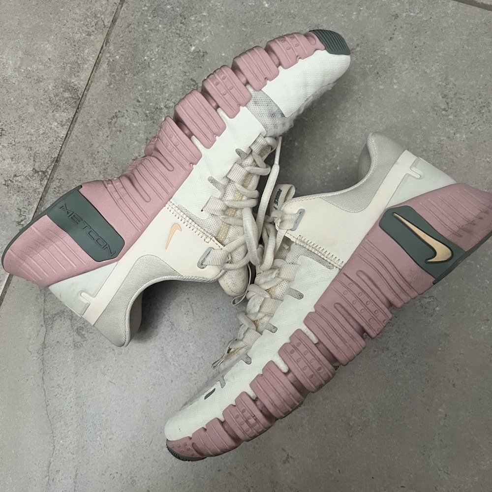 Nike metcon 5 white with pink sole